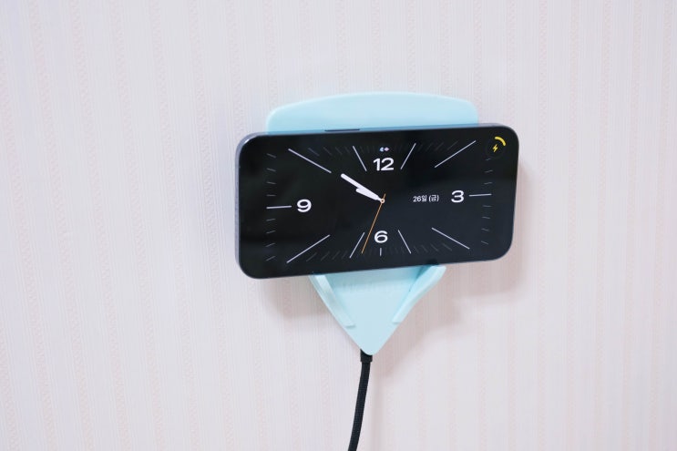 벽충기 월지 벽에 붙여두고 충전해서 침대가 깔끔해요