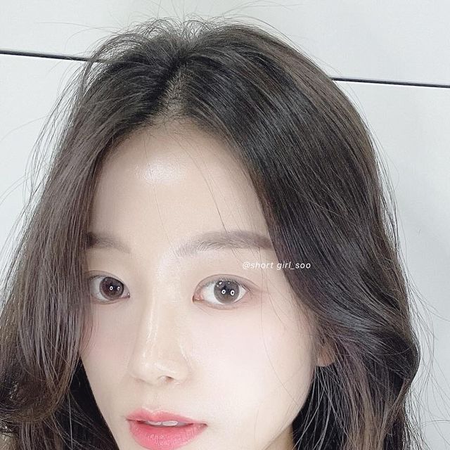 쑤🍑🐳 on Instagram: "#협찬 @barybody_offical 바리바디 
🪄🧏🏻‍♀️ V-페이스 리프팅 밴드

나이 들어보이게 하능건 자글자글 주름일까❔ 노노노🙅🏻‍♀️
쳐진 볼살이랑❕늘어진 턱살❕무너진 페이스라인❕
얼굴도 근력운동하면🏋️‍♀️ 탱글탱글 탄력 윤곽피부로🙆🏻‍♀️

피부 속근육을 자극하는 중주파 미세전류⚡️
쓰지 않는 얼굴 근육을 피부 속에서부터 자극해서 
운동시켜벌이닉깐 처지고 늘어난 얼굴이 매끈탄력✨

근육 떨려서 입가 움직이능거 너모 싱기방기 기절🫢
내 입술 내 얼굴은 가만 있능디 지가 알아서 움직여벌이기🫨

구냥 착용하고 전원켜주면 15분동안 알아서 관리가 챡🤍
무선리모콘으로 4가지 관리모드도 맘대로 바꿔주기🤍
편리하고 가격대비 효과 확실한 꿀템이라 돈이 안 아깝🤍

#바리바디 #페이스리프팅밴드 #EMS얼굴마사지기 #얼굴마사지기 #숨은라인찾기"