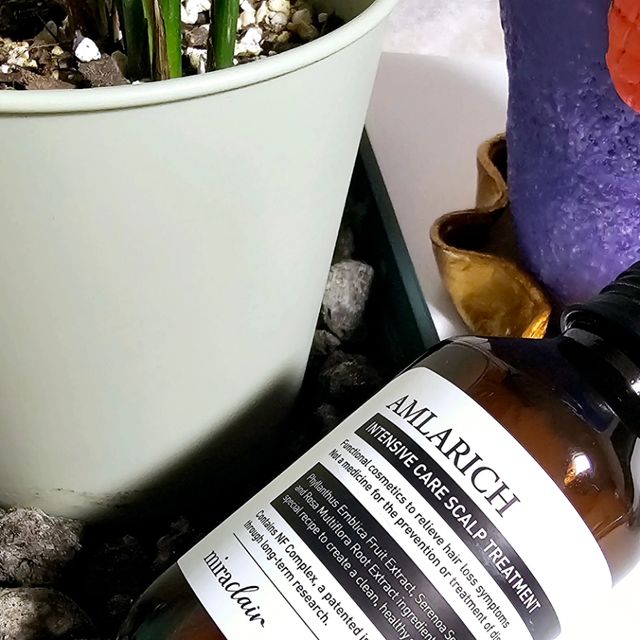 주주파파😘 on Instagram: "#광고 @miraclair_korea

요즘 외부로부터 자극이 많아 푸석해지고 거칠어진 머리결과 예민해진 두피를 위해 미라클레어 암라리치 인텐시브 두피케어 스칼프 트리트먼트로 관리하고 있어요✨️

인디안 구스베리의 비밀을 알고 계신가요~?
인도여성들의 윤기있고 튼튼한 모발의 비밀인 인디안 구스베리 성분을 포함하고 있어서 더욱 풍성하고 윤기있는 모발을 가꾸는데 도움을 준답니다~🤩

자체 개발된 특허청 인증 성분으로 탈모완화 집중 케어는 물론
두피 피부 저자극 테스트를 완료하여 예민한 두피인 저도 안심하고 사용중인데 자극없이 너무 좋아요~👍

모발 탈락수 감소와 볼륨테스트도 완료했다고 하는데 머리 감고난 후에 빠지는게 줄어든 느낌이에요~✨️

사용감도 부드럽고 촉촉하게 사용이 가능하며 사용 후에 부들부들 윤기있고 풍성한 느낌이 맘에 쏙들어요~

유해물질 20가지 불포함 안심하고 꾸준히 사용중인 미라클레어 암라리치 인텐시브 두피케어 스칼프 트리트먼트✨️로 두피브터 시작되는 풍성한 모발 챙겨 보세요~👍
.
.
.
.
#miraclair#탈모예방#탈모완화#두피케어#가려운두피 #트리트먼트#헤어팩추천#헤어영양제#헤어트리트먼트 #헤어마스크#트리트먼트추천#헤어트리트먼트추천#모근강화 #손상모#손상모헤어팩#손상모트리트먼트#홈케어헤어팩 #클리닉헤어팩#극손상헤어팩#두피각질#두피관리#두피트러블"
