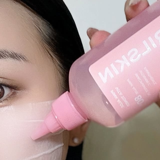 ⠀⠀⠀⠀⠀⠀⠀⠀김보라 | 여행하는 메이크업 아티스트 on Instagram: "#광고 피부에 맑음과 촉촉함을 채우는 비법! 💧🍑

📌 핑크알로에 비타토너

핑크알로에가 80% 함유된 진정 & 미백 토너!
미백 효과, 트러블* 진정, 산뜻한 제형, 촉촉한 사용감까지 한 병에 다 담았다!
속부터 겉까지 트러블 잡는 8겹 진정 레이어링 효과.
뾰족캡으로 유효성분을 손에 닿지 않고 피부로 바로 전달!
민감 피부도 안심하고 쓸 수 있는 약산성 저자극 토너 (저자극 테스트 완료 ✅).
여드름성 피부도 사용 적합 제품.

📌 모찌 스킨팩 화장솜

원하는 만큼 늘려 쓰는 만능 스킨팩!
텐셀 원단으로 수분 유지력 극대화, 오랫동안 촉촉~
여드름성 피부도 사용 가능한 안심 저자극 화장솜.

🌟 두 제품을 함께 사용했을 때?
핑크알로에 비타토너와 모찌 스킨팩 화장솜의 미백 시너지 효과✨
피부 깊숙이 유효성분을 전달해 흔적* 케어 & 미백에 효과적!
토너 한 번, 스킨팩 한 번으로 완성되는 피부 관리 루틴.

”여러분의 피부도 모찌처럼 쫀득 & 투명해질 준비 되셨나요? 😉“

✔️ 지금 바로 만나보세요! 👉 https://aprilskin.com/product/detail.html?product_no=1316

@aprilskin_korea

#저자극토너#진정토너#데일리토너#토너추천#에이프릴스킨#핑크알로에비타토너#스킨팩#토너팩#모찌스킨팩화장솜#미백토너#미백케어#톤업토너#트러블"