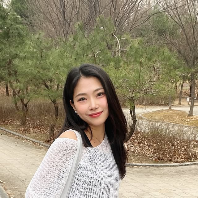 배푼젤 on Instagram: "#협찬 Y2K 갬성 제대로🔥 스탠다드에러 87-STAN166 와이드 데님팬츠🖤👖 와이드한 핏 + 빈티지 캣워싱 = **힙하고 레트로한 무드 완-성!**✨ 💿 Y2K 감성 한 스푼 🪩 + 트렌디