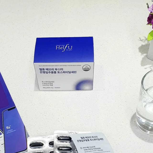지아 on Instagram: "#광고#헬퓨

깜빡깜빡하는 것은 예사로운 일이고, 자꾸 단어도 생각이 안나고, 지인들 이름도 까먹고... 점점 인지력과 기억력이 감퇴하는 것 같아서 기억력과 인지력 향상에 도움을 줄 수 있는 뇌영양제 " 헬퓨 메모리 부스터 은행잎추출물 포스파티딜세린"을 챙겨 먹고 있어요~

#헬퓨메모리부스터은행잎추출물포스파티딜세린 은 인지력 개선에 도움을 줄 수 있는 포스파티딜세린과 기억력 및 혈행 개선에 도움을 줄 수 있는 은행잎추출물이 같이 들어 있어서 좋아요~ 게다가 항산화 작용을 하여 유해산소로부터 세포를 보호하는데 필요한 비타민E도 함유하고 있습니다.

그리고 포스파티딜세린의 순도도 중요한데요~
#헬퓨포스파티딜세린 은 순도 70로 300mg이나 함유되어 있어서 1일 권장 섭취량을 100% 섭취할 수 있어요.

이산화규소, 스테아린 마그네슘, HPMC, 착색료, 감미료 등 인체에 해로운 원료는 첨가하지 않았고, NON-GMO 원료를 사용하여 안심하고 섭취할 수 있고요.

캡슐은 식물성 연질 캡슐로, 소화도 잘되고 채식주의자도 섭취할 수 있습니다.

1일 1회, 1회에 2캡슐을 충분한 물과 함께 섭취하면 되는데, 캡슐이 작지는 않지만 목넘김이 편해서 좋아요.

저희 엄마가 치매 초기이신데, 담당 의사선생님이 딸인 저한테도 치매 유전자가 있다며 미리 관리를 해야 한다고 하시더라고요. 그래서 계속 섭취하다보면 기억력 개선 및 치매 예방에도 도움이 되지 않을까 싶습니다.

#포스파티딜세린#기억력영양제#뇌영양제#수험생영양제#뇌영양제추천#고등학생영양제#뇌건강영양제#건망증영양제#건망증#치매예방"