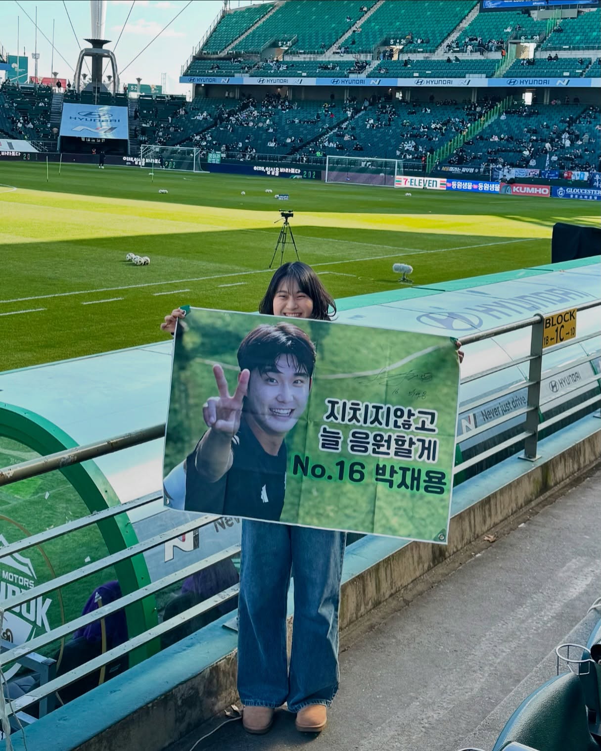 ⠀
가을야구? ㄴㄴ
낭만 가을추꾸 겨울추꾸⚽️
24시즌 경기장에서 만난 좋은 인연들 덕분에
한 해가 즐겁고 행복했던 일들이 가득가득♡
25시즌에도 전북현대 응원하고
맘편히 경기 더 즐기고 행복하쟈☘️
내년엔 우승경쟁 해줄꺼지??