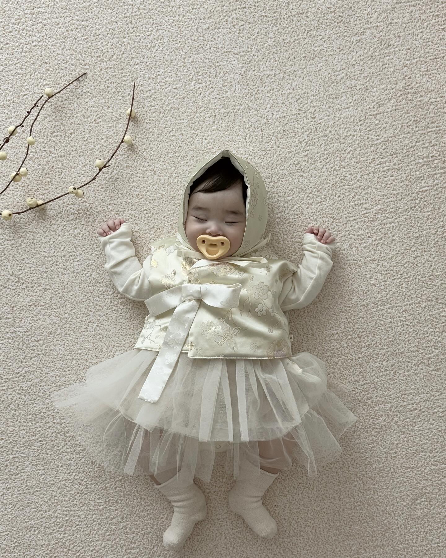 ෆ #gift | adorable_baby_j 

우리시은이 첫 한복❤︎ 

고급스러운 비단결한복슈트인데
보넷까지 세트라 너무 이쁘더라구요

이번 명절은 어도러블 베이비 한복입고
할미, 할비 만나러가자🫶🏻 

#아기한복 #베이비한복 #아기한복슈트 
#아기설빔 #여자아기한복 #남자아기한복 
#돌아기한복 #백일아기한복 #설빔 #설빔한복