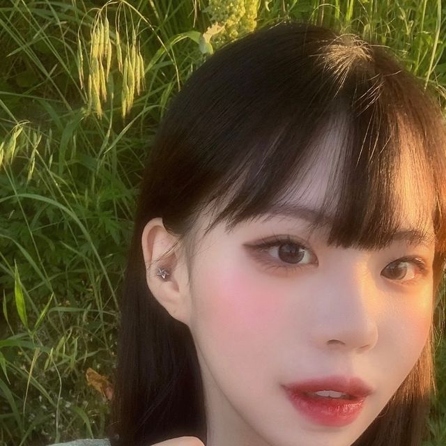 ᴄʜᴀᴇ_ʀɪɴ on Instagram: "#광고 내 글로잉매트쿠션 넘무 귀엽지!!🍀✨

명품 베이스 에이프릴스킨이 최초 제작한 신개념 텍스처 “이너 글로우 매커니즘”

글로우의 촉촉한 발림성과 매트의 우수한 커버력이 합쳐진 글로잉매트쿠션은 건성부터 지성까지 모든 피부를 어우르는 화잘먹 카밍 쿠션이당♡⁼³

평소 잡티랑 모공 고민이 있는데 글로잉매트쿠션을 바르니 커버가 넘 잘되쟈냐…* ੈ✩‧₊˚

무엇보다 첫 터치 그대로 하루종일 예쁘게 밀착되어 있어 인생 쿠션을 만난 것 같다(՞⸝⸝o̴̶̷̥᷅ ⌑ o̴̶̷̥᷅⸝⸝՞)

또 퍼프가 에어홀 ZONE+ 플랫 ZONE 이 합쳐진 하프퍼프로 되어있어서 커버와 이슬광을 동시에 표현할 수 있따!

넓은 컬러 차트로 내 피부에 딱 맞는 컬러감 PICK할 수 있으니 다들 구매해보셔용!!

➡️ https://aprilskin.com/

#에이프릴스킨#글로잉매트쿠션#글로잉매트#글로우쿠션#매트쿠션#쿠션팩트#쿠션팩트추천#모공커버쿠션#커버력좋은쿠션#쿠션파데추천#커버쿠션#파운데이션추천#19호쿠션#17호쿠션#21호쿠션#쿠션추천"