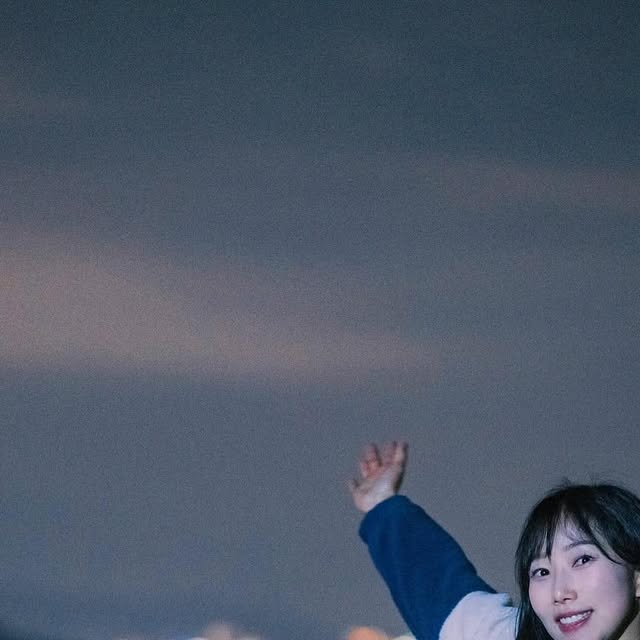 러닝 주디런 on Instagram: "⛰️ 아주 편하게 하고 올라간 인왕산 야경 번개 새해맞이 친구들 사진 찍어주려고 모임 열었는데 나도 사진을 건지고 와버렸다. 역시 야경 보케는 영롱해✨ 야밤에