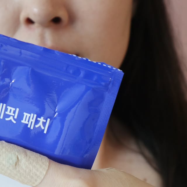 빛나는셋맘 on Instagram: "#광고 #근육관절패치
간편하게 근육통 완화할수있는
류마픽스 마그네핏 패치👌
의료용 자기 발생기로 인증 받은
2등급 의료기기로
근육통 있는 곳에 어디든지 
3가지 모양 사이즈로 굴곡 있는 부위도
잘 붙어있고 사용이 간편하네요
아프거나 자극 없어 잘 쓰고 있어요!!

#손가락관절염 #연골재생패치 #자석파스"