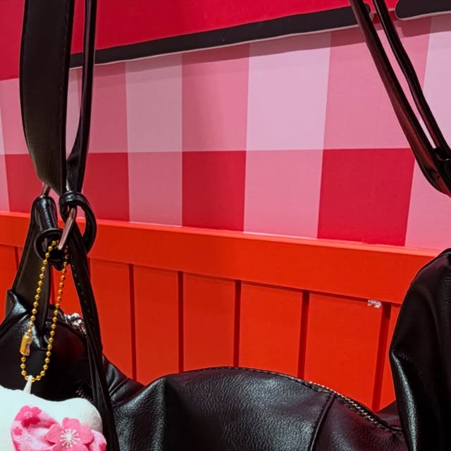 김연화 on Instagram: "#협찬 @osawa_official 

엘로아 레더 크로스백 🖤

반달 타입의 레더 크로스백!
작아 보이지만 생각보다 수납력이 엄청나고,
미니 파우치도 같이 있어서 작은 카드지갑을 넣어다니기 좋아요 😍

#광고 #오사와 #OSAWA #크로스백"