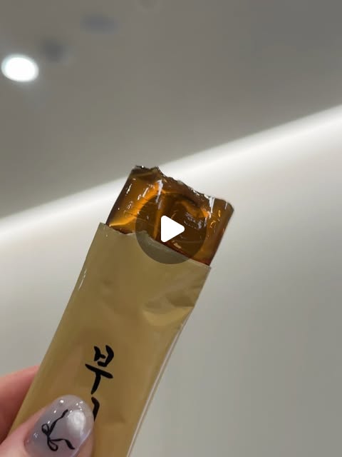 간호사 하롱이 👩‍⚕️💉 | #광고 퇴근하면 라면이나 국밥 같은 국물 음식이 왜 그렇게 당기죠…🥲 문제는 다음 날. 원래도 잘 붓는 체질인데 짠 음식 먹은 날은 아침에 얼굴이 진짜 퉁퉁