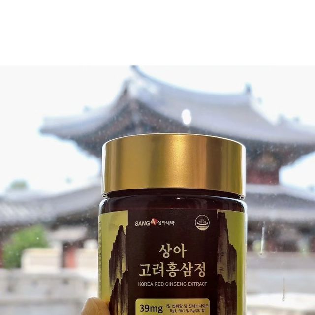 👸Chohee's Unique Life on Instagram: "#광고 홍삼🫕 기왕 먹을거 제대로 먹자!
.
돈만 쓰고 효과도 없고, 
홍삼이 아니라 설탕을 먹고 있는것 같고,
넘쳐나는 홍삼 제품들 속 진짜를 찾아 볼까?
.
상아제약🐘 고려홍삼정 100%
건강기능식품 브랜드 우수 브랜드 대상
고객 만족 브랜드 상아제약이 제대로 만든 홍삼 
이런걸 먹어야 되는데 왜 먹어야 되는지 잘 봐봐..
.
홍삼 살때 한가지만! 기억하면 되는데,
그게 바로 진세노사이드 함량❗️
요 제품은 ✔️1일 섭취량 당 진세노사이드 39mg 고함량 
.
왜 진세노사이드 함량이 중요하냐면..
기능성 원료 홍삼의 지표성분으로 
1️⃣피로개선
2️⃣면역력증진
3️⃣혈소판 응집억제를 통한 혈액흐름
4️⃣항산화
5️⃣기억력개선
6️⃣갱년이 여성건강에 도움을 줄 수 있는 핵심성분이기 때문!
.
✔️6년근 홍삼인지도 확인 ‼️
왜 6년근 홍삼을 따지느냐..
6년이 인삼의 영양 성분이 가장 극대화되는 시점이기 때문.
.
✔️홍삼금과 홍미삼이 골고루 들어가야 좋은데
  비율도 7:3 황금배합! 넘나리 좋은거...
.
당연히 ✔️불필요한 첨가물 무첨가에
✔️위생적이고 안전한 유리용기까지 완벽하다 완벽해⭐️
.
홍삼 선물하면 남녀노소 싫다는 사람 못 봤는데 
고품격 쇼핑백까지🛍 있어 이만한 선물 없지.
.
.
.
구매좌표:
https://smartstore.naver.com/sangapharm/products/10168494071

#홍삼선물#상아제약#홍삼정#건강선물#명절선물#홍삼추천#부모님선물#상아고려홍삼정#진세노사이드 @sanga_pharm"