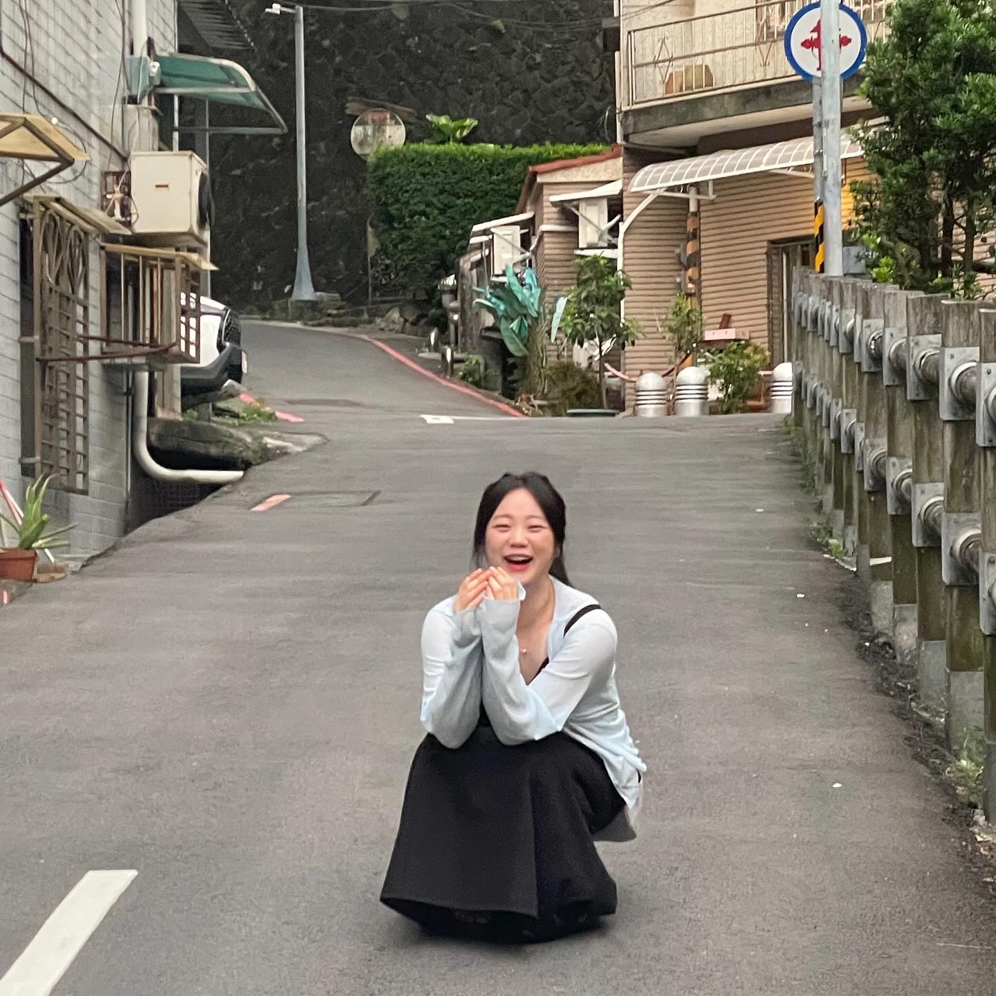 그러니 모든 지나가는 것들을
온몸으로 사랑해야지

어렵게 이쁜짓 해서 찍은 사진이
당시에는 웃는얼굴이 바보같아 보인다며 마음에 안든다고
사진찍어주기 전쟁의 서막을 열게 한 사진이었지만
지금보니 오히려 웃음소리가 진하게 들리는 사진이었자나