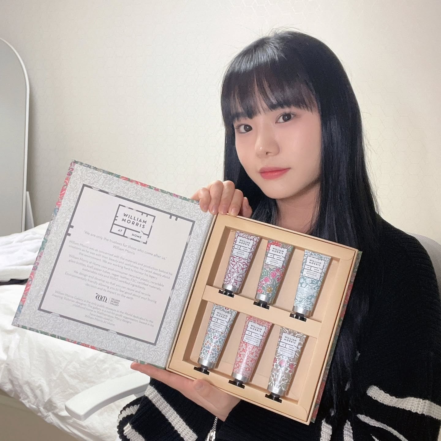 #협찬 
#윌리엄모리스앳홈 핸드크림세트💐
빈티지하고 고급스러운 윌리엄 모리스의 예술적 가치를 현실화시킨 플라워 패턴 기반의 영국의 꽃과 초목을 
패키지 디자인에 담아 너무 예쁜 #디스커버리세트 
핸드크림이에요.

윌리엄모리스앳홈 핸드크림은  영국 라이프 스타일
브랜드로 책 모양의 디자인이 받았을 때 선물 받는
기분에 25ml 6개, 6가지 향으로 스파이시, 시트러스
우디향 구성으로 우디향을 좋아하는 분들에게 취저
핸드크림, 파우치속 필수템인데 사이즈와 보습
진정까지 부드럽고 촉촉하게 피부에 스며들어요.

비건인증으로 환경과 상생까지 생각하는 브랜드로
콩기름 잉크로 인쇄한 제품 상자에 친환경 종이
재활용 플라스틱으로 만든 용기로 구성되어있어요.

고급스러운 패키지로 선물하기 좋은 핸드크림
카카오톡선물하기로 디스커버리 세트 준비해보세요.

#핸드크림선물 #2만원대선물 #카카오톡선물하기 #스몰럭셔리