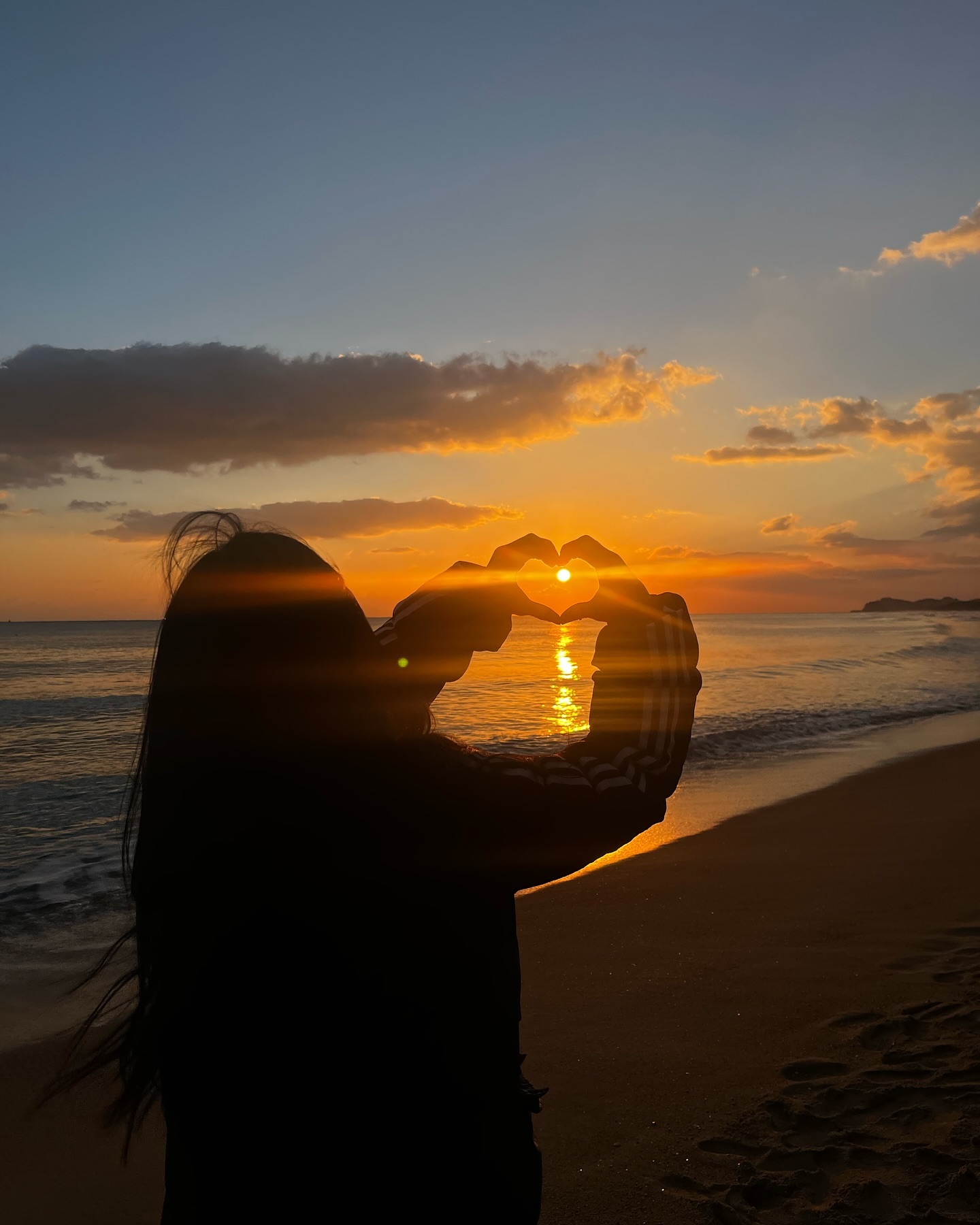 🌅
선택 앞에선 항상 불안했고 자신을 믿는 것이 이렇게 어려웠는지 그럼에도 불구하고 모든 결정은 오로지 행복 하나만 생각했던 한 해를 보내며, 
새해엔 오늘의 해처럼 밝고 선명한 미래가 보이길🙏🏻
#goodbye2024 #welcome2025