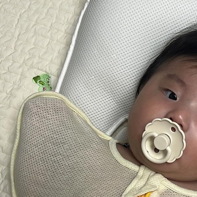 꼬미혀누 성장일기📔 on Instagram: "#제품제공 #아이누오 현우가 신생아 시절부터 사용하고 있는 두상배개 #아이누오 에서 #스와들업 제공 받았어요! 현우는 아직까지 모로반사가 조금 남아있