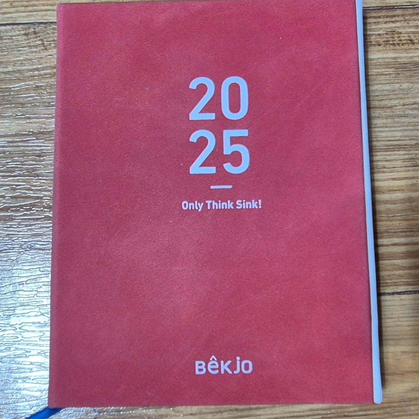 #백조씽크#2025년#신년계획 이벤트#새해목표
#버킷리스트

다이어리와 탁상달력 이벤트인데 
다이어리 부분에 카드등등 넣을수 있는
부분과 볼펜도 꽂아 활용할수 있어서
아주 유용하게 쓸수 있고 색상도 이뻐서
가방애 넣고 다니며 2025년 멋지게 만들어
갈려고 합니다
다시한번 고마운 마음 전합니다~^^♥♥♥♥