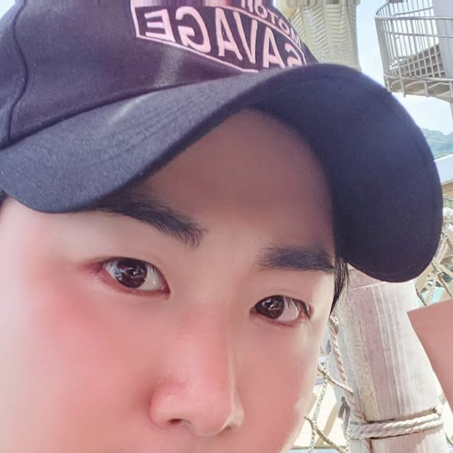 최보석 on Instagram: "#광고
.
.
.

🌵 #데저트프리 
@desertfree_official
캑타이드 배리어 선크림 SPF50+, PA++++

피부 사막화를 방지하여 딜레이드 에이징을 실현하는
건조 케어 전문 브랜드
#데저트프리 Desert Free🌵

사막의 수분 저장고 선인장 성분과 피부 문제별 차별화된 펩타이드 성분, 다양한 자연의 성분과 더마 성분을 함유한 내츄럴 더마 안티에이징 스킨케어 💯 💯 

수분크림이 필요없을 정도로 촉촉한데 끈적임이나 무거움이 전혀 없고 마치 
수분세럼 바른듯한 사용감 💦 완전 부드러워요👍🏻 👍🏻 

백탁 눈시림 걱정 없어 데일리 선크림으로도 운동할때 선크림으로도 너무 좋고 남편, 아이, 부모님도 함께 쓸 수 있는 인생 선크림
사막에도 가져가는 ‘사막선크림’ 😆

무더운 사막에서도 자외선은 막아주고, 수분은 터뜨리고, 눈시림, 백탁, 끈적임 걱정 없는 슬로우 에이징의 시작, 데저트프리 선크림 

피부 자극 테스트 결과 
0.0% 무자극 판정 👏🏻 👏🏻 👏🏻 

✔️건조한 여성들을 위한 수분세럼 제형의 슬로우에이징 선크림 🌞 

✔️8세~100세까지 자극 없이 편안한 자외선 차단제~

✔️러닝, 골프, 테니스 칠 때 선크림 때문에 눈시림 있었던 분들에게 딱 ‼️

 1️⃣ 자연유래 수분제
<멕시코 선인장 추출물>과
 피부 수딩제
 <리포 펩타이드>의 시너지로 피부의 사막화 진행을 
막아주는 저자극 진정 수분 선크림

2️⃣6각형 인재형 선크림 

- 수분크림형/지속력/끈적임없음/눈시림없음/백탁없음/뭉침없음

- 수분세럼인지, 선크림인지 구분이 안가는 수분세럼 제형

- 수분크림이 따로 필요없는 수분크림 겸용 선크림

 🌵 건조도 번들거림도 걱정 없는 수분 선크림

🌵 진정 테크놀로지, 
리포 펩타이드(특허성분) +
발효시카 7이 피부 침투력을 높이고 자극에 의한 피부 온도를 낮춰주어 과민한 피부를 자극으로부터 보호

선인장 추출물의 수분을 가득 머금은 워터홀드패딩이 피부에 닿는 순간 수분은 터뜨리고 자외선자단제는 밀착시켜 줘서 저는 워터파크 가서
사용해봤는데 너무 촉촉하고
발림성 좋아서 덕분에 잘 다녀왔네요

온가족 선크림 찾으시는분들께
추천드립니다🤗🤎❤️🤎❤️

상세링크

https://smartstore.naver.com/desertfree/products/10281221934

#협찬 #데저트프리 #사막선크림 #백탁없는선크림#눈시림없는선크림
#수분크림필요없는선크림
#진정수분선크림 #수분선크림
#선세럼 #인생선크림 #건조케어선크림
#촉촉선크림 #쿨링선크림
#협찬광고 #광고협찬"