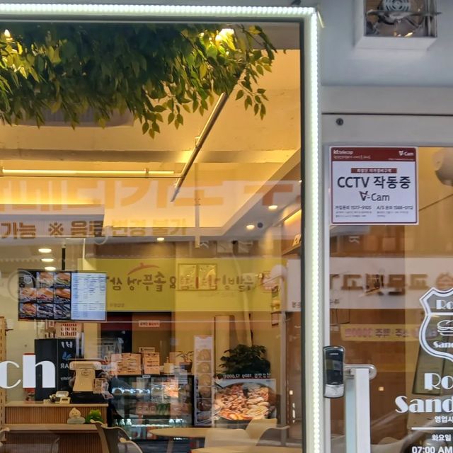 아랍소년김정환 on Instagram: "구리샌드위치 가게 구리시장 맛집으로 바게트샌드위치 맛집 로드샌드위치를 다녀왔어요. 꽃길에 위치해 있죠. 샌드위치단체주문으로 좋은 곳이에요. 저는 건강한 비건샌드위치와 베트남식 커피인 카페 쓰어다 그리고 치즈가 들어간 로드샌드위치와 상큼한 허니자몽 블랙티를 주문했어요. 비건샌드위치는 담백하고 카페쓰어다는 달달하고 로드샌드위치는 담백하면서 치즈가 들어가 고소하고 허니자몽블랙티는 상큼하고 좋았어요. 빵은 부서지지 않고 먹는 동안 유지가 되고 전반적으로 샌드위치가 고급스럽고 담백해서 샌드위치 좋아하는 분들께 강추드립니다.이 리뷰는 대가를 제공받아 작성된 리뷰입니다.
#광고
#구리샌드위치
#샌드위치단체주문
#구리시장맛집
#바게트샌드위치
#로드샌드위치
#꽃길샌드위치"