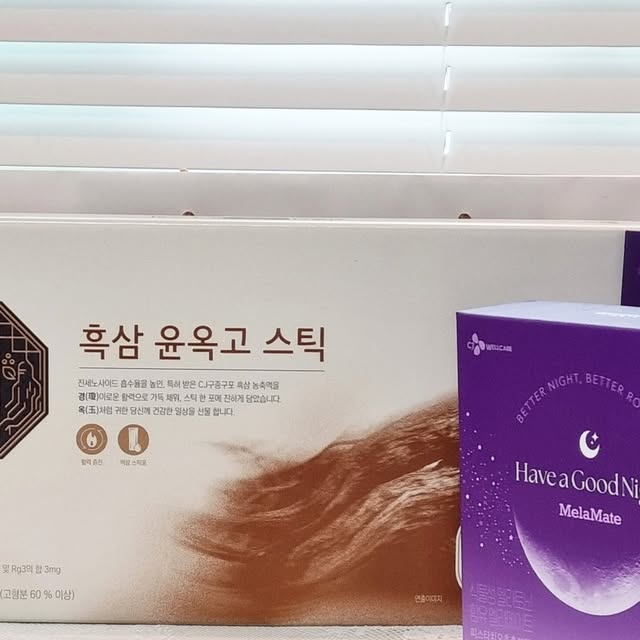 규니맘 on Instagram: "#협찬
무더운 여름 견디면서 면역력이 떨어졌는지 너무 피곤해 하시고 잠도 잘 못주무시는 친정 엄마께 추석 선물로 준비한 흑삼 윤옥고 스틱 & 멜라메이트 ~!

선물 좀 해 본 언니들이 추천하는 센스 있는 명절 선물...^^

특허받은 CJ구중구포 흑삼농축액으로 100% 국내산 수삼을 9번 찌고, 9번 말려 진세노오사이드 흡수율을 높인 제품이네...^^

흑삼으로 꽉 채운 윤옥고 스틱, 휴대가 간편해서 언제 어디서나 먹기 좋은걸~~!

부원료도 국내산 100% 전통원료를 배합한 식약처 5대 기능성 건강기능식품이라 어르신 뿐 아니라 누구라도 건강 챙기기 좋은 제품이네...^^

요즘 잠도 설치시는 엄마께 식물성으로 안심하고 먹을 수 있는 CJ 닥터뉴트리 멜라메이트 정제...요것도 너무 좋은걸~!

1정당 멜라토닌 2mg으로 확실한 휴식을 주니까 매일 하루 한 정씩 챙겨드시면 될듯...^^

전통과 건강의 가치를 모두 담은 대한민국 TOP3 홍삼 브랜디, 한뿌리 브랜드의 홍삼윤옥고 스틱 선물세트 & 멜라메이트 정제~!

돌아오는 명절 선물 고민할거 없이 흑삼 윤옥고 스틱 추천!!! 

 
 
#경옥고효능 #경옥고스틱 #윤옥고 #윤옥고스틱 #명절선물 #명절선물세트 #부모님선물 #추석선물세트 #식물성멜라토닌 #멜라메이트 #선물스타그램 #편안한밤"