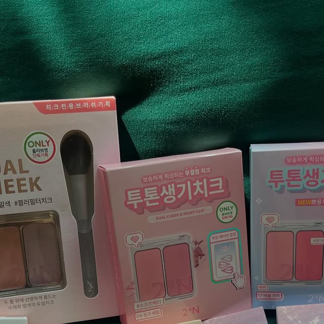 정유진 on Instagram: "#광고#올영픽#올리브영추천템#올영필수템#러브버블컬렉션#롱웨어링파운데이션미니#컬러플레이듀얼라이너 #퓨어글래시하이라이터 #듀얼치크"