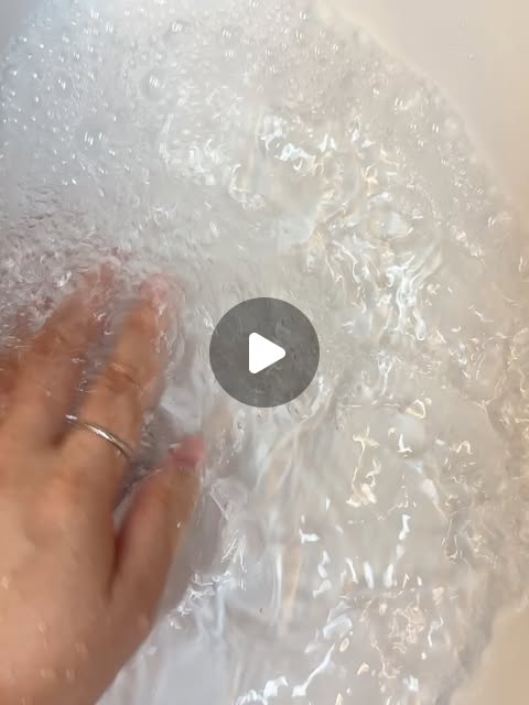 육아정보ㅣ재택근무ㅣ시온멘토 on Instagram: "#광고 ㅣ @beedan_boutique 
24시간 지속되는 우아한 파리지엔느의 향 샴푸💕
샤워하고 머리를 말리는 순간부터
하루 종일 은은하게 이어지는 그 프렌치 감성… ✨

일반적인 샴푸랑 정말 달라요🤍

패키지도 너무 예뻐서
그 자체로 무드가 완성되는 느낌🩶

은은한 자연광 아래에서 보니까
샴푸 분위기가 더 살아나더라구요😊

제형도 매끈하게 떨어지고,
물 만나면 크리미하게 풀리는 거품이 너무 부드러워요🫧

향이랑 거품이랑 같이 올라오는 느낌이
약간 청담동샵에서 머리 감는 기분?ㅎㅎㅎ

차분해지는 느낌이라 요즘 욕실 루틴이 더 좋아졌어요😊

머릿결 윤기 도는 거 보고 깜짝 놀랐어요.
향은 오래 남고, 무드는 프렌치 하고,
하루 종일 기분 좋은 잔향이 따라다녀서 사용감도 만족쓰!

프랑스 감성 좋아하시는 분들은 한 번 꼭 맡아보셨으면 해요:)
잔잔하고 오래가는 향… 진짜 매력 있어요. ✨

#비단부티크#베제드수아"