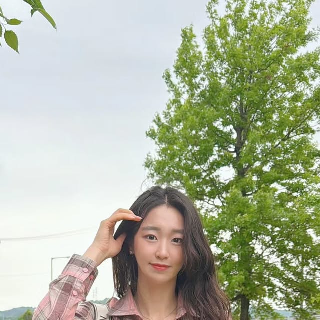 이예서 on Instagram: "#광고 요즘 날씨에 딱 입기 좋은 긴팔 셔츠 찾다가 비바브라운에서 슬림핏 긴팔 체크 셔츠를 입어봤어요! 🍓

제가 선택한건 078 빈티지 베리 슬림핏 긴팔 체크 셔츠인데,
빈티지하면서도 러블리한 무드라 진짜 예쁘더라구요💕
허리선부터 자연스럽게 잡히는 슬림한 핏감이 몸매를 예쁘게 살려줘서, 단독으로 입어도 라인이 살아나는 게 만족도 높았어요! 

적당한 두께감이라 봄가을에 입기 딱 좋고, 자켓이나 가디건 안에 레이어드용으로도 활용도 높아서 데일리템으로 찜✨
앞 여밈은 기본 단추형이라 단정하고 깔끔한 느낌도 좋았구요,
무엇보다 핑크컬러 체크라 웜톤 피부에 진짜 잘 어울리는 느낌! 

너무 튀지 않으면서 포인트 주기 좋아서 기분전환용 데일리룩으로 추천해요🌸 

@vivabrown_official
#비바브라운 #VIVABROWN #빈티지셔츠 #셔츠 #슬림핏셔츠 #데일리룩 #셔츠추천 #간절기셔츠 #체크셔츠 #Shirt  #CheckShirt  #Long-Sleeved Check Shirt
#긴팔셔츠 #슬림핏 #빈티지셔츠 #DAILY #Sㅡ#CHECK #TOP #VINTAGE"