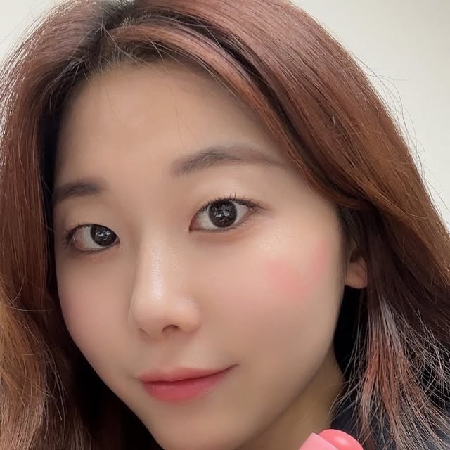 최예리 on Instagram: "#광고
🎀올리브영에서 투에이엔 화장품 털고오기(ෆ ͒•∘̬• ͒)◞ 

ෆ 미니미한 디자인에 자연스러운 발색되는 스틱블러셔💕
-제가 구매한 색상은 02코튼피즈, 03베리밀크 🍓
코튼피즈는 뉴트럴핑크로 웜, 쿨톤 구분없이 사용가능한 색상이고 , 
베리밀크는 여쿨에 잘 어울리는 흰끼 섞인 핑크색이에요 💨 03 베리밀크 색상은 핑거퍼프도 같이 증정💕

ෆ 미세 블러 파우더로 보정된 피부로 만들어주는 듀얼치크 🫶🏻
06 핑크페탈 -여쿨라이트에 잘 어울리는 딸기우유 컬러와 쿨베리핑크 +
09 하트벌룬- 생기 가득한 오키드 핑크에 펄도 섞여서 얼굴에 광채도 같이 추가,,💫 
 
두가지 색상 모두 브러쉬증정되는 기획세트 🖤

5월까지 올리브영에서 할인 진행 중이에요 ( ᐕ)੭🌸🌹

#투에이엔 #블루밍가든 #올리브영 #뷰티 #화장품 #뷰티모델 #색조맛집 #올리브영투에이엔 #올영추천#봄웜#봄웜라#듀얼치크#하이라이터#2aN #여름쿨라이트 #여름쿨 톤#쿨톤화장품"