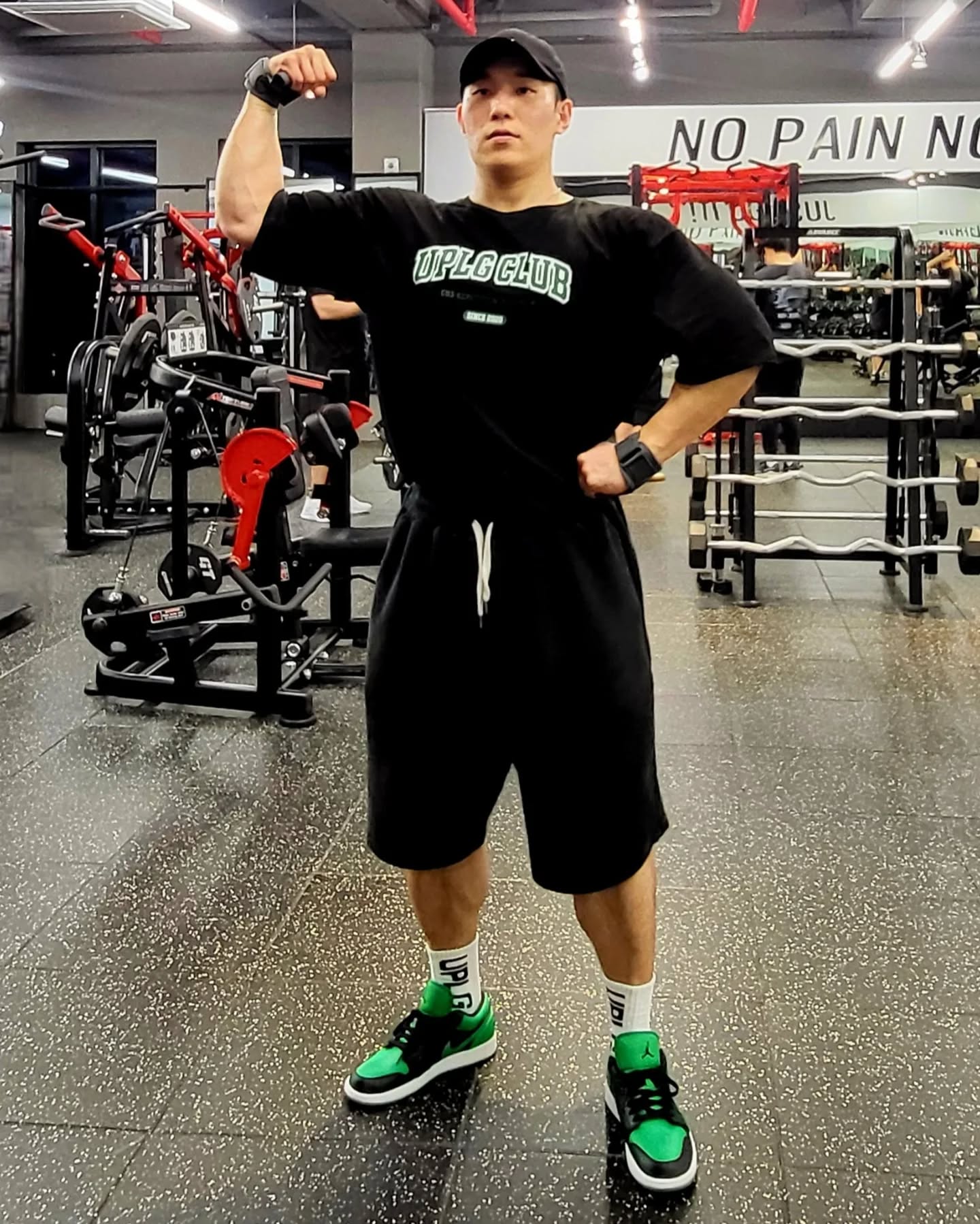 행운의 초록🍀🫑🥬🥦🥒🫛
🧢: uplounge_official 
👕: uplounge_official
🧦: uplounge_official
🧤: procalo_official
👟: nike