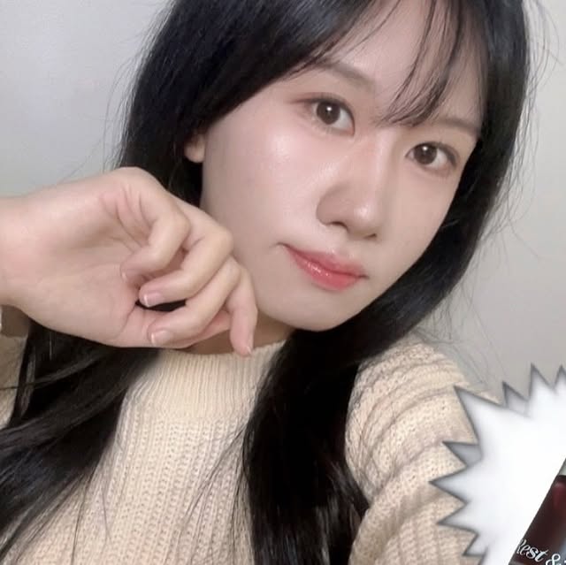 명희 on Instagram: "송명히 얼굴 투척 펑💥 입술 가뭄난 사람의 찐탱 립오일.. 고광택 오일에 볼륨 광채까지 으아아아😲😮 무신사에서 무료배송으로 얼른 받아보라구 ! . . . #광고 #무