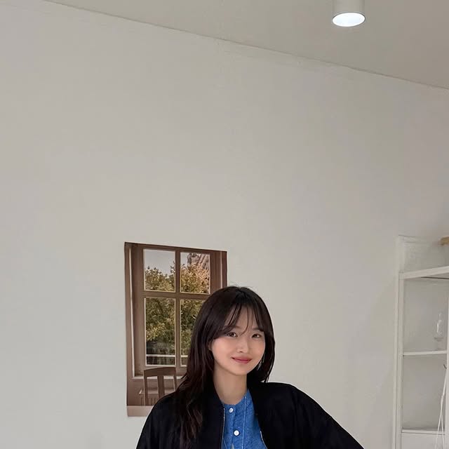 미니 | mini on Instagram: "#협찬 @standarderror_official 

요즘 날씨에 딱 좋은 아우터 🤎
#스탠다드에러 87-STAN059
미니멀 투웨이 스웨이드 블루종 자켓✨

✅ 여유 있는 카라넥 실루엣이라
단정하지만 과하지 않고 깔끔해요🌀
베이직한 디자인이라 코디도 쉬운 편!

✅ 소매랑 밑단 밴딩으로
핏이 안정감 있게 잡혀서
입었을 때 실루엣이 예쁘게 유지돼요 👌

✅ 부담 없는 카라 라인 덕분에
지퍼 오픈/클로징 둘 다 자연스럽게 연출 가능 🔓
투웨이로 분위기 바꾸기 좋아요 🤍

스웨이드 특유의 부드러운 텍스처로
미니멀룩에 포인트 주기 좋은 자켓 ✨
데일리 아우터로 추천드려요!🧥💭

🏷️ 옷 정보
아우터: @standarderror_official 
상하의: @shopcider_kr 
악세사리: @hyeres_lor_official @wbl_korea @bellooggi 

댓글에 “정보” 남겨 주시면 착장 정리해서 보내드려요!
혹은 프로필에 “🔗옷 할인 링크” 가시면 있습니다 :)

#블루종 #블루종자켓 #스웨이드자켓코디"