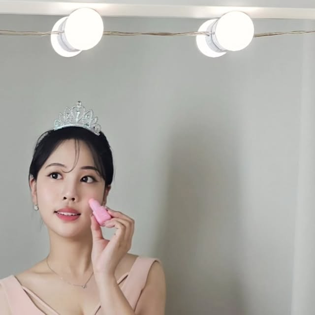 강남자취몽 / 자취일상 (25) on Instagram: "#광고 🌸 투에이엔 올리브영 런칭 🌸
@2an_official

색조 천재 투에이엔과 공주 놀이하기 시작했어요👑
영롱 그 자체… 오로라 홀로그램빔 하이라이터에 눈이 먼저 사르르 녹고,
살랑살랑 봄바람 닮은 스프링 로맨스 톤 블러셔들에 마음까지 물들었어요💗
진짜 투에이엔 안 쓰면 손이 허전한 수준… 요즘 메이크업은 얘 없으면 시작도 안 돼요!

볼에 딱 얹었을 때 그 자연스러운 혈색감,
빛 받을 때마다 은은하게 올라오는 광채✨
말해 뭐해요. 완전 봄 그 자체!🌷👸

요즘 거울 볼 때마다 기분 좋아지는 이유 = 투에이엔♥
지금 바로 올리브영으로 뛰어가세요!

#투에이엔 #블루밍가든 #올영추천 #봄웜 #봄웜라 #듀얼치크 #하이라이터 #2an"