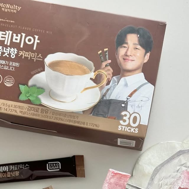 제나홈 | 작은집인테리어 | 1인가구 on Instagram: "#광고

당 걱정 없이 달달하게 즐기는
맥널티 스테비아 헤이즐넛향 커피믹스☕️

아메리카노도 맛있지만
달달한 믹스커피가 땡길 때가 있잖아요
그럴때마다 당 걱정 때문에 선뜻 손이
가지 않았는데 이건 맘 편히 마실 수 있네요:)

설탕 대신 스테비아를 사용해
건강한 단맛이 나는데, 감미료 특유의
맛이 안나고 깔끔해서 더 좋더라구요

아무리 성분이 좋아도 맛도 너무 중요한데,
커피믹스가 아닌 고급진 헤이즐럿 라떼
퀄리티라 맛에서도 대만족🤎
배우 지진희님이 공식 모델로 활동하는
이유가 있구나 싶네요:)

앞으로 집에서 회사에서 자주 찾게 될거 같아요🙂

🏷️ @mcnultyinter_official
📍 https://bit.ly/STEVIAHZ"