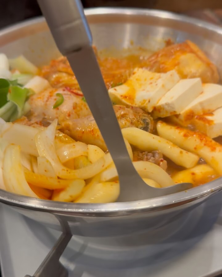 #협찬
🍗🔥 연말 모임의 완벽한 장소를 찾고 계신가요? 노원 문화의 거리 근처에 있는 보끔당 노원점을 소개합니다! 🎉🍻
이 곳은 엽기떡볶이에서 만든 브랜드로, 그들의 시그니처 맛을 닭볶음탕에 담아냈어요. 맵싹한 양념과 부드러운 닭고기의 조화가 일품! 👌😋
연말 회식 핫플레이스
•아늑한 분위기로 친구들, 동료들과 편안하게 즐길 수 있어요
•다양한 맵기 단계로 모든 입맛을 만족시킬 수 있답니다
•넉넉한 양으로 여럿이 즐기기에 딱!
술과 찰떡궁합 메뉴
🍗 매콤한 닭볶음탕
🥟 새우 파튀
🍳 부드러운 계란찜
🍚 고소한 참치마요밥
한 잔 걸치면서 맛있는 안주와 함께 2024년을 마무리하는 건 어떨까요? 보끔당에서 잊지 못할 추억을 만들어보세요! 💖
📍 서울 노원구 노해로 492 프린스빌딩 105호, 106호
보끔당 노원점 매일 11시~23시
(브레이크타임 15시~17시 / 라스트오더 22:30)
🗺️ https://naver.me/IFFgJrP3
#보끔당노원점 #노원맛집 #강북구맛집 #노원저녁 #노원핫플 #닭볶음탕맛집#노원맛집 #닭볶음탕 #연말모임 #회식장소 #엽기떡볶이 #보끔당 #노원문화의거리 #맛스타그램 #술스타그램