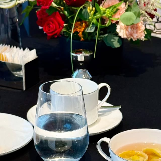 Isla | 일상 육아 뷰티 건강 on Instagram: "#광고 @eupoultrykorea 

유럽연합(EU)의 공동 재정 지원으로 진행된 

유럽산 가금류의 품질, 안전성, 동물복지,
그리고 지속성과 가능성에대한 메시지를 전달하는 

#폴란드가금류협회 기자간담회에 다녀왔어요. 

현재 100개 넘는 국가에 수출 중이고
이번 행사를 통해 점차적으로
한국에서의 수출 증대와
소비자 인식 향상이 목적인 자리, 

유럽연합(EU)은 세계적으로 인정받는
고품질 가금류와 엄격한 생산 기준을 거치는데 

사육부터 가공까지 모든 단계에서
철저한 위생 및 품질관리기준을 따르기에
좀더 안전한 먹거리를 제공하는 것 같았어요. 

✔️최적의 pH 수준(5.8~6.0) 유지
✔️부드러운 육질, 선명한 색감, 풍부한 풍미 제공
✔️동물복지 및 품질 인증(성장호르몬 사용 NO)
✔️다수의 동물복지 및 품질 인증을 보유
(ITW HF2, YUM, 자체 인증인
GREEN FARMS, MCD 브랜드 인증)
✔️CO, H.S, NH. 농도 및 적정 온도 철저히 관리
(사료와 물에 대한 자유로운 접근, 충분한 환기 보장)
✔️안전한 채식 사료 사용, GMO 미사용
✔️적정 사육 밀도 

행사가 끝나고 나오는 코스요리로
직접 먹어보며 자체 품평을 해보기도👏 

이번에 일산 킨텍스에서 열리는
서울푸드앤호텔 2025 박람회 참가 예정!
👉일정: 2025년 6월 13일(금)~15일(일)
관심있는 분들은 방문해 보시길 추천드리고
안전한 먹거리 #유럽산가금류 에대한
관심도 많이 가져주세요😍 

#가금류 #폴란드가금류 #동물복지 #닭고기"