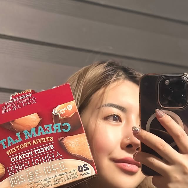 와이힙 | 양서은 | 힙앤글램 on Instagram: "#오늘의디저트

그런 날 … 있잖아요? 밖에 나가기도 귀찮고, 카페 가기도 귀찮고, 그냥 집에서 편하게 맛있는 음료 마시고 싶은 바로 그런 날, 
저는 오늘 맥널티 스테비아 고구마 크림 라떼 한 잔으로 완벽한 주말이 되었어요!🍠 

🔸한 포씩 간편하게 포장돼 있어서 바쁘거나 외출할 때 챙겨가기도 좋고, 집에서도 손쉽게 만들 수 있어서 너무 편해요. 특히 아침 챙겨먹기 힘든 직장인들 추천해요! 

🔸우유 필요 없어요. 따뜻한 물만 넣어도 깊은 우유 맛이 그대로 느껴져서 진짜 놀랐어요! 개인적으로는 아이스보단 핫으로 먹는게 더 풍미가 느껴져서 맛있더라구용👍

🔸당류 대신 스테비아로 단맛을 내서 다이어터들도 걱정 없이 마실 수 있고 1포에 55kcal 밖에 안되니까 칼로리 부담도 DOWN!

🔸단백질도 첨가되어서 아이들 건강한 간식으로도 너무 좋을 것 같아요!

핫플카페 가면 고구마라떼 이런 메뉴들 가격 마 양심 없는거 아시죠? 그냥 집에서 예쁜 머그컵에 빵 하나 굽고 맥널티 스테비아 단백질 고구마라떼 2봉 탁 털어넣으면 여기가 그냥 카페지🍀🏡

#맥널티 #스테비아고구마크림라떼 #스테비아 #단백질 #고구마라떼 #단백질음료 #겨울간식 #홈카페 #맥널티커피 #한국맥널티"