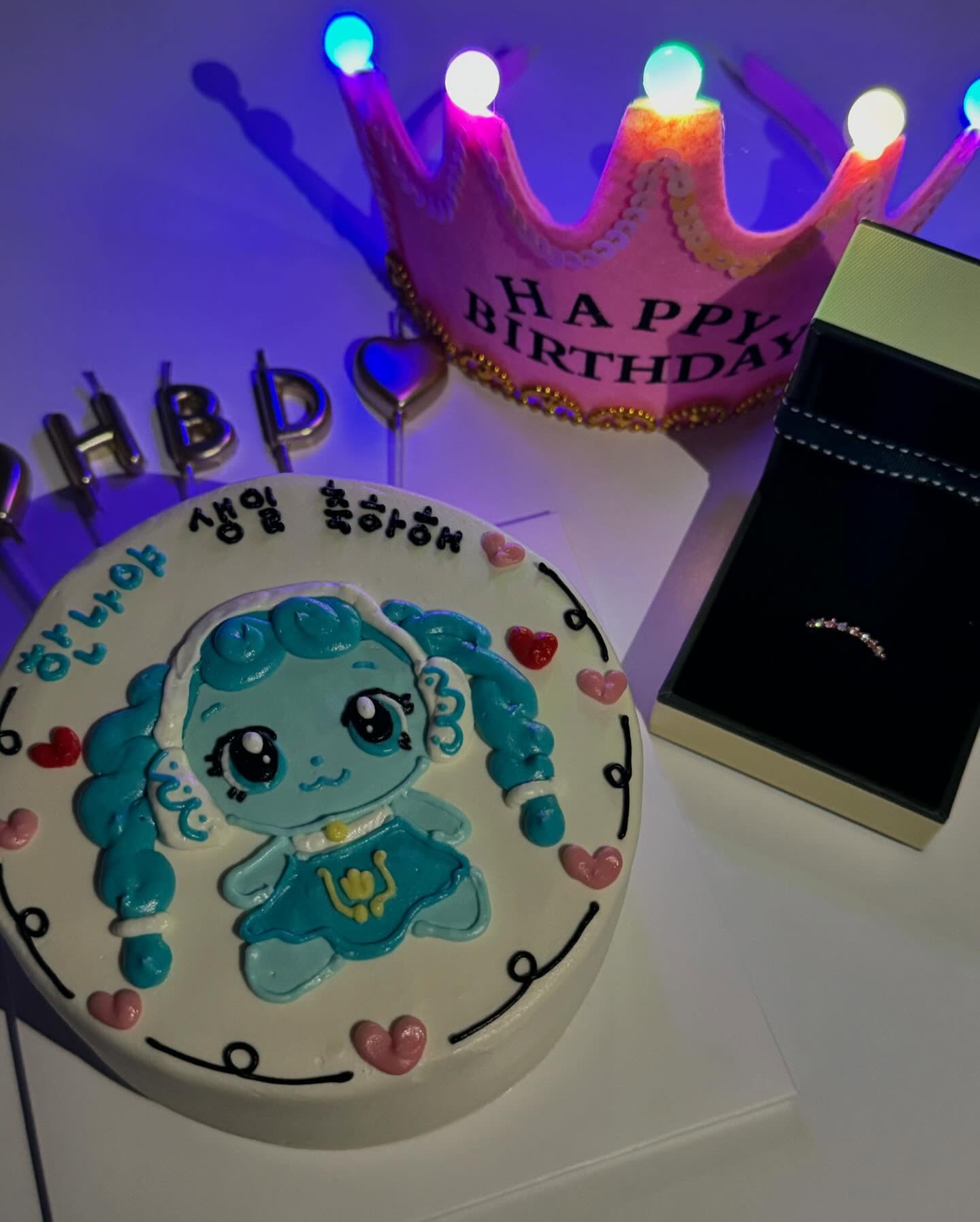 매년 기록하는 나의 생일 🎂🤍

모두들 축하해주셔서 감사합니다람쥐 🐿️🖤

요번에는 투란도트 하느랴 정신 없어서 이제야 올리는..✨
행복해져라~ 행복해져라~ 행복해져라~ 🍀💚