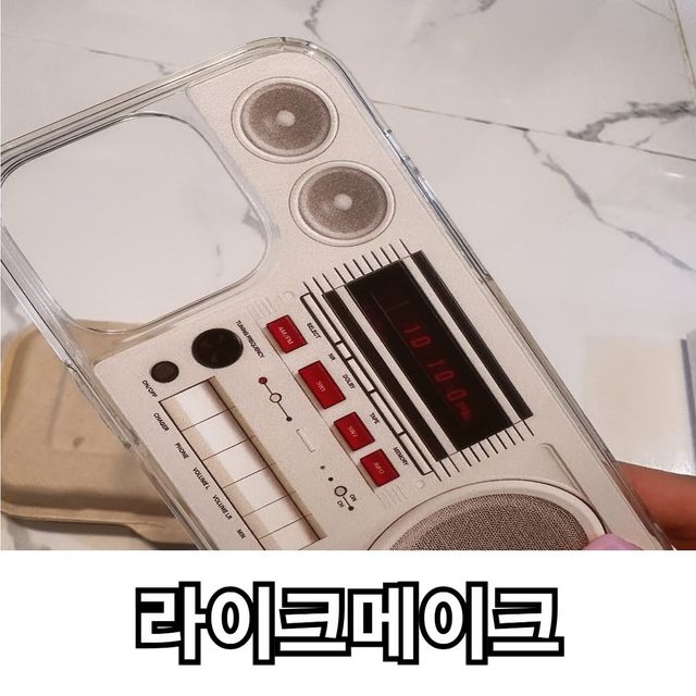 최미진 on Instagram: "#광고#라이크메이크#아이폰케이스#휴대폰케이스#likemake
🌸제품명
라이크메이크 레트로
🌸제공내용 
 아이폰 14프로 스테레오 크림 케이스 
🌸가격 
22,680원 
🌸주요특징 
5.16~5.31 10% SALE 
뒷면은 단단한 폴리카보네이트
- 일반 젤리케이스보다 변색과 변형에 강함
옆면은 말랑한 TPU
일반 하드케이스보다 끼우고 빼기 편하고 충격으로 부터 보호 
🌸사용후기
기존에 딱딱한 하드케이스를 사용했었는데 
휴대폰의 윗부분과 아래부위가 노출 되어 있어 기스가 너무 잘나더라구요 
충격 흡수도 강하고 사용하기 편한 제품을 찾다가 알게된 
라이크메이크 !! 
일단 옆면이 말랑 말랑해서 착용이 굉장히  편하고 일단 너무 예쁘고 볼륨이나 전원버튼도 오작동 없이 잘 눌러져서 너무 좋아요 !!"