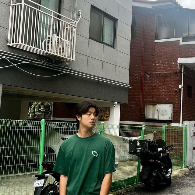 @kim_____guru on Instagram: "#광고
@standarderror_official @standarderror_crew 
“컴팩트얀 엔자임 워싱 3D 미니 써클 반팔티“
깔끔한 로고에 오버핏으로 편안하게 입을 수 있었어요:)
어디에든 편안하개 입을 수 있는 그런 제품이라 생각해요:)
.
.
.
ㄴ COTTON 100%

ㄴ 베이직한 형태의 오버핏 실루엣

ㄴ 컴팩트사를 이용한 원단을 사용하여 고급스러운 무드

ㄴ 잔털이 최소화되며 깨끗한 외관과 적은 보풀

ㄴ 베이직한 디자인으로 높은 활용도
.
.
.
#광고#광고#스탠다드에러#남여공용#남녀공용#데일리룩#무신사#반팔#반팔티#반팔추천#반팔코디#여름데일리룩"