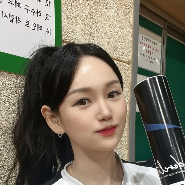 배드민턴 예은🏸 on Instagram: "더우니카 앞머리 넘겨버리기💆🏻‍♀️✨

땀이 뻘뻘나도 앞머리 고집했었는데
옆으로 넘겨보니까 왠걸 너무 시원하자나?!
운동할때 앞머리 넘나 고민되는데👉🏻👈🏻
다들 머리 어떻게 하시나요❓

•
•

💟 TNT5520 ♡ #테크니스트 
💟 리더클BLACK ♡ #리더클 #셔틀콕"