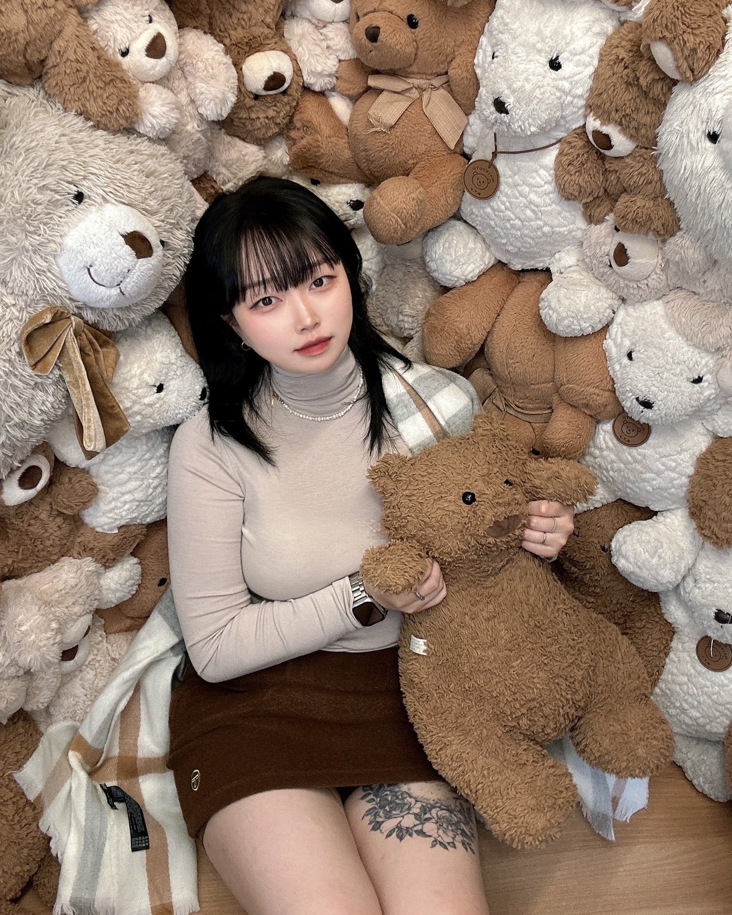 무채색 덕후지만 ,,,, 가끔 바람피기 

넘 보들보들하고 속바지에 지퍼 주머니까지있구 
무엇보다 신축성 너무 좋아서 왕왕 편함 왕빵디도 착용가능 ㅋ 🤎🤎

#광고 #무신사 #세르지오타키니 #치마