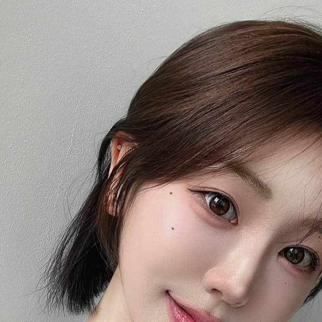 김다인 on Instagram: "#광고 

글로잉 피부표현과 매트의 촘촘한 한겹커버 🩵
건성부터 지성까지 모든 피부를 어우르는 화잘먹 카밍 쿠션이라 피부 타입 고민 없이 사용 가능 >_< 

#에이프릴스킨#글로잉매트쿠션#글로잉매트#글로우쿠션#매트쿠션#쿠션팩트#쿠션팩트추천#모공커버쿠션#커버력좋은쿠션#쿠션파데추천#커버쿠션#파운데이션추천#19호쿠션#17호쿠션#21호쿠션#쿠션추천"