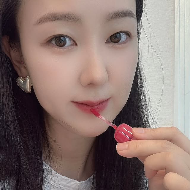 구혜진(케이크스페이스) on Instagram: "#광고
8월 올영픽 추천템 가지고 왔어요 !!
#2aN (투에이엔) 러브 버블 컬렉션🫧

🩷투에이엔 컬러 플레이 듀얼라이너
애굣살과 음영까지 하나로 OK! 아이돌 애굣살 연출템

🩷투에이엔 베러미 아이팔레트
글리터/쉬머/매트펄/매트 조합의 다양하고 섬세한 텍스처 구성

🩷투에이엔 퓨어 글래시 하이라이터
웜/쿨 모두 OK! 아이보리빛 설탕광 뿜뿜-

🩷투에이엔 글레이즈 바운싱 틴트
당도 100% 달콤한 생기 가득! 극강의 탱글 캔디광 입술🫦
 
🩷투에이엔 롱 웨어링 파운데이션 미니
세미 매트의 산뜻함으로 파우치에 쏙- 부담 없는 미니 사이즈

꿈과 현실 사이의 사랑스러움 한도 초과 !!
#투에이엔 러브 버블 컬렉션으로 아이돌 메이크업 도전 :)
.
.
.
.
#올영픽 #올리브영추천템 #올영필수템 #러브버블컬렉션 #롱웨어링파운데이션미니 #컬러플레이듀얼라이너"