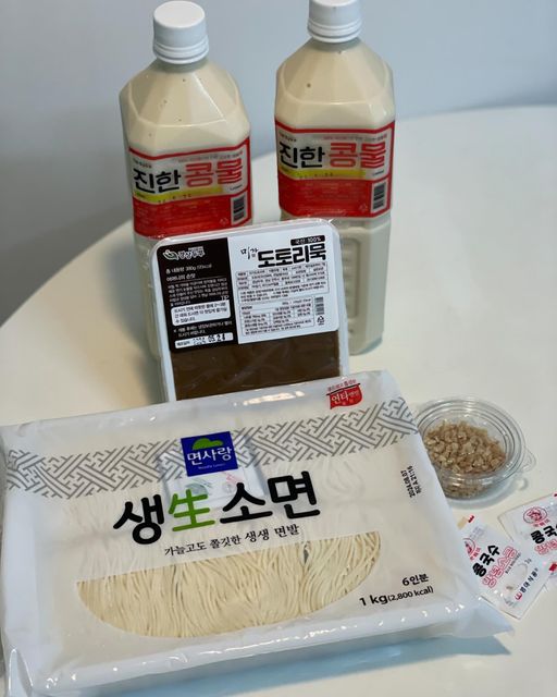 잰이😁 on Instagram: "#협찬 

여름하면 시원한게 생각이 나죠~!? 
저는 여름만되면 콩국수가 그렇게 땡기더라구요~ 
걸쭉하고 고소한 진한 콩물!

경상두부의 미가 진한콩물은 국산콩 100%와 다른 첨가물들은 배제하여 콩만의 담백한 맛을 그대로 담아 정말 고소함 가득!

저처럼 콩국수로 해드셔도 좋지만 콩물만 따뜻하게 또는 시원하게 드셔도 든든하게 식사대용으로도 좋아요^^

간을 하지 않아 기호에 맞게 소금 또는 설탕을 첨가하여 드시면 꿀맛☺️
올해 더운 여름날 미가 진한콩물로 콩국수 한그릇 어떠실까요!?😋

▶️ https://smartstore.naver.com/coldpress/products/629354863

#광고#콩물#콩국물#콩국#진한콩물#무첨가콩물#서리태콩물#국산콩물#콩국수#경상두부#현대백화점콩물"