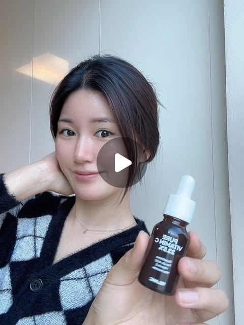🤍ⓖⓞⓞ ⓖⓞⓞ🕊🤍 on Instagram: "#광고

요즘 기미·잡티 때문에~
비타민C 앰플 이것저것 써봤는데
이건 숫자부터 다르더라구요 👀

💛나인블랑 브랜드의~
영국산 순수 비타민C 23.5% 기미 앰플
비타민 앰플은 진짜 함량 체크 필수잖아요?
이건 순수 비타민C가 무려 23.5%…
숫자가 그냥 말 다 함 ✔️

처음 바를 때 살짝 따끔⚡️한 느낌이
있어서 “어? 센가?” 싶었는데, 알고 보니
👉 **비타민이 피부 틈새로 스며들면서
나타나는 ‘틈새 활성 반응’**이라더라구요!
3일 정도 지나니까 피부가 적응하면서
결이 점점 매끈✨ + 탄탄💫해지는 게
느껴졌어요.

특히 좋았던 건,
🌙 저녁에 바르고 자면
☀️ 다음 날 화장 먹는 게 진짜 달라요
칙칙해 보이던 피부 톤이 한결 맑아진
느낌이라 요즘 베이스 얇게 발라도
자신감 업⬆️

기미·잡티 케어 제대로 하고 싶은 분들,
고함량 비타민C 앰플 찾고 있다면
나인블랑 앰플 추천드려요! 💛

🏷️@9blanc_official 🌿
_
.
.
#나인블랑 #9BLANC #비타민C앰플 #기미앰플"
