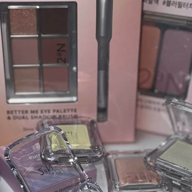 yoyo_beauty on Instagram: "🌸#광고 6월 올영세일 추천템🌸
이번 6월 올영세일, 투에이엔 라인업은 정말 놓치면 아쉬운 필수템들로 가득해용! 세일할때 겟해보세용!
블루밍가든 시리즈, 블러셔부터 하이라이터, 섀도우까지 전부 직접 올리브영에서 눈으로 보고 테스트해보고 골라왔어요! 올영쇼핑 전 참고해보세요 💗

✨ **듀얼 치크 컬렉션**
✔ **베리큐피드 (블러)**
피부톤을 끌어 올려주는 형광 베리 우유 컬러로 여름쿨라이트 베이비돌 핑크가 생기를 불어넣어주는 올영추천템!

✔ **러브로지 (블러)**
라이트한 피치핑크 컬러와 생기가득한 피치핑크 컬러의 조합으로 여름쿨라이트&소프트 봄웜라이트 모두에게 완벽한 올영필수템!

✔ **러브포션(영롱)**
뉴트럴핑크와 소프트라벤더에 맑은 골드펄을 더한 듀얼치크로 여름쿨라이트, 소프트 봄웜라이트에게 추천하는 올영세일 핫템!

🌟 *3가지 필터 효과로 완성되는 완벽한 볼터치*

* **블러필터**: 미세입자 파우더로 보송보송하고 소프트한 피부 표현
* **맑은광 필터**: 은은한 미세펄이 피부에 투명한 광을 더해주며 요철 부각 없이 자연스러운 광채
* **영롱필터**: 가루날림 없이 정교한 펄감으로 영롱하게 반짝이는 피부 표현 완성

💫 **퓨어 글래시 하이라이터 전색상 컬렉션**
맑고 투명한 물먹광 표현이 가능한 습식 텍스처 하이라이터로, 모공과 요철 부각 없이 매끈하게 빛나는 피부를 연출하실 수 있어요!
존재감 있는 플래시빔부터 은은한 글로우까지 매력가득이에요👌👌

**레몬그라스** – 상큼한 레몬빛의 맑은 옐로우+화이트 펄
**라임밤** – 오묘하게 청량한 연두빛 그린펄
**피치빔** – 싱그러운 오렌지+핑크 펄 조합
**핑크벨** – 아이시한 핑크바이올렛+실버펄
**프로스티** – 깔끔하게 맑은 화이트 실버광
**클리어** – 투명하게 차오르는 맑은 핑크빛

🧚‍♀ **베러 미 아이팔레트 페어리**
소프트한 톤들을 위한 여름쿨라이트 전용 섀도우 팔레트!
부드러운 쉘핑크부터 쿨한 무드의 컬러까지 조화롭게 담겨 있어요.
기획세트로 브러쉬까지 구성되어 있어, 이번 세일 기간에 꼭 추천드리는 제품입니다!

💗 6월 올영세일 기간 동안 투에이엔의 대표 아이템들을 특별한 가격에 만나보세요!
듀얼 치크, 하이라이터, 아이섀도우까지 한 번에 챙겨서 완성도 높은 메이크업을 즐겨보세요 ✨
.
.
.
#올영세일 #올영추천템 #올영필수템 #6월올영세일 #올리브영세일 #올영뷰티 #올영핫딜#투에이엔 #듀얼치크 #베리큐피드 #러브로지 #러브포션 #하이라이터추천 #여쿨추천 #봄웜추천 #올영쇼핑 #코덕#코덕맞팔#뷰티피드#봄웜 #봄웜라"