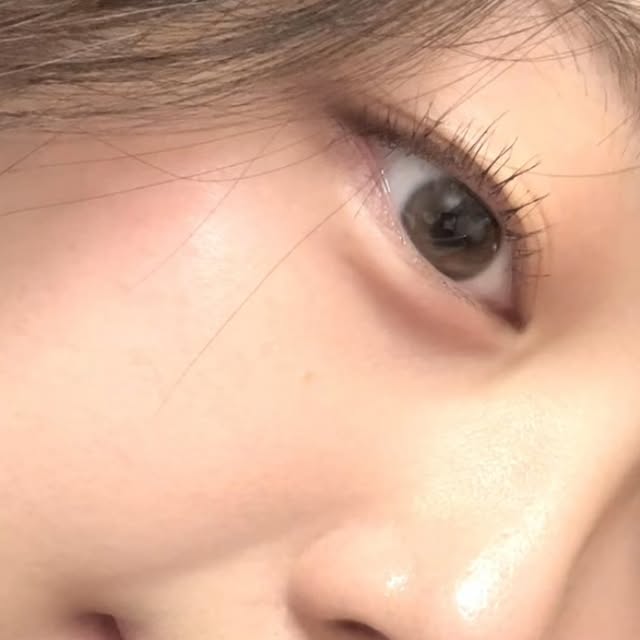 율 on Instagram: "#협찬 

@blancdiva_official 블랑디바 컬 부스터 마스카라

쿠션으로 유명한 블랑디바에서 마르카라를 새롭게 런칭했습니다!🥳

지속력으로 유명한 블랑디바 답게 마스카라 지속력 역시 대단한데요! 영상에서처럼 한 번 픽싱되면 손이나 물티슈로 문질러도 번지지 않습니다!! 

임상 테스트로도 입증된 24시간 컬 지속력이 입증되었다고 합니다🤗 하루 종일 처짐 없이 믿고 쓸 수 있겠죠! 

텍스쳐가 촉촉한 것도 이 마스카라의 특징인데요! 바르는 순간 빠르게 픽싱되어 가닥 속눈썹을 따로 연출할 필요없이 선명하게 연출이 가능합니다💗

워터프루프, 스웨트프루프, 스머지프루프 테스트까지 완료해 
번짐, 가루날림 없이 깔끔해요‼️

또 속눈썹에 좋은 영양 성분을 함유해 속눈썹 케어도 동시에 가능하다고 합니다☺️

정말 얇게 뭉치지 않게 발려서 제 최애 마스카라로 등극했습니다..!! 

저처럼 마스카리를 하면 화장이 너무 진해서 고민이셨던 분들은 이 제품으로 얇게 속눈썹 연출해보세요!!

🔥17일까지 런칭 혜택을 받을 수 있으니 달려가보세요!🔥

#마스카라 #마스카라추천 #블랑디바마스카라 #컬부스터마스카라 #마스카라추천 #워터프루프마스카라 #번짐없는마스카라 #블랙마스카라 #가닥속눈썹"