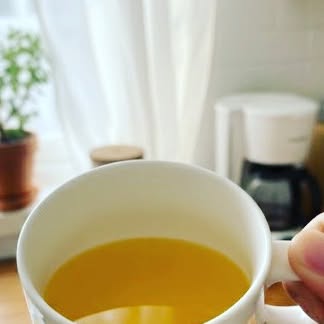 댕댕이 on Instagram: "#협찬후기

안녕하세요! 오늘은 요즘 제 아침을 가볍게 책임져주고 있는 웨일즈 주스업 호박주스 리얼 시음 후기를 가져왔습니다!

 🙌 요즘 아침마다 얼굴이 퉁퉁 부어서 고민이었는데, 믿고 먹는 호박주스를 찾다가 발견한 꿀템이에요. 🍯

평소운동할때 붓기관리할때 보틀에얼음넣어 타먹기시작한 주스업 호박

✅ 깔끔하고 세련된 패키지 📦
처음 제품을 받았을 때 주황주황한 패키지가 너무 상큼해서 기분이 좋아지더라고요! 한 박스에 80ml씩 10팩이 들어있어서 보관도 편하고, 하나씩 쏙쏙 꺼내 먹기 정말 좋아요. 소비기한도 넉넉해서 쟁여두고 먹기 딱이랍니다!

✅ 믿고 마시는 건강한 성분 🌿
뒷면 영양정보를 꼼꼼히 살펴봤는데요, 한 팩에 28kcal밖에 안 된다는 사실! 칼로리 부담이 전혀 없어서 다이어트 식단 하시는 분들에게도 강추예요. 👍 유기농 농축액을 사용하고 HACCP 인증까지 받은 시설에서 제조되었다니 온 가족이 안심하고 마실 수 있겠죠? 19종 혼합유산균까지 함유되어 있어 장 건강까지 생각한 똑똑한 주스예요.

✅ 진하고 부드러운 맛의 조화 🥛
컵에 따라보니 호박의 진한 노란 빛깔이 그대로 느껴져요. 너무 걸쭉하지 않고 목 넘김이 부드러운 액상 타입이라 아침 공복에 마셔도 속이 참 편안하더라고요. 저는 주로 아침에 컵에 따라 시원하게 마시거나, 운동 갈 때 텀블러에 담아 가기도 해요! 인위적인 단맛이 아니라 호박 고유의 은은한 단맛이 올라와서 질리지 않고 매일 마실 수 있는 맛입니다. 😋

✅ 이런 분들께 추천해요! ✨
아침마다 무거운 몸과 붓기 때문에 고민이신 분 🙅‍♀️

건강하고 가벼운 간식을 찾으시는 분 🥕

바쁜 일상 속 간편하게 영양을 채우고 싶으신 분 🏃‍♂️

맛있는 유기농 호박주스를 찾으시는 분 🎃

한 포씩 개별 포장되어 있어 가방에 쏙 넣어 다니기도 너무 편한 웨일즈 주스업 호박주스! 

여러분도 이번 기회에 주스업 호박주스로 가벼운 하루를 시작해 보시는 건 어떨까요? 강력 추천합니다! 🧡🧡

#광고
#주스업
#juiceup
#올리브영
#올리브베러
#올리브영호박즙"