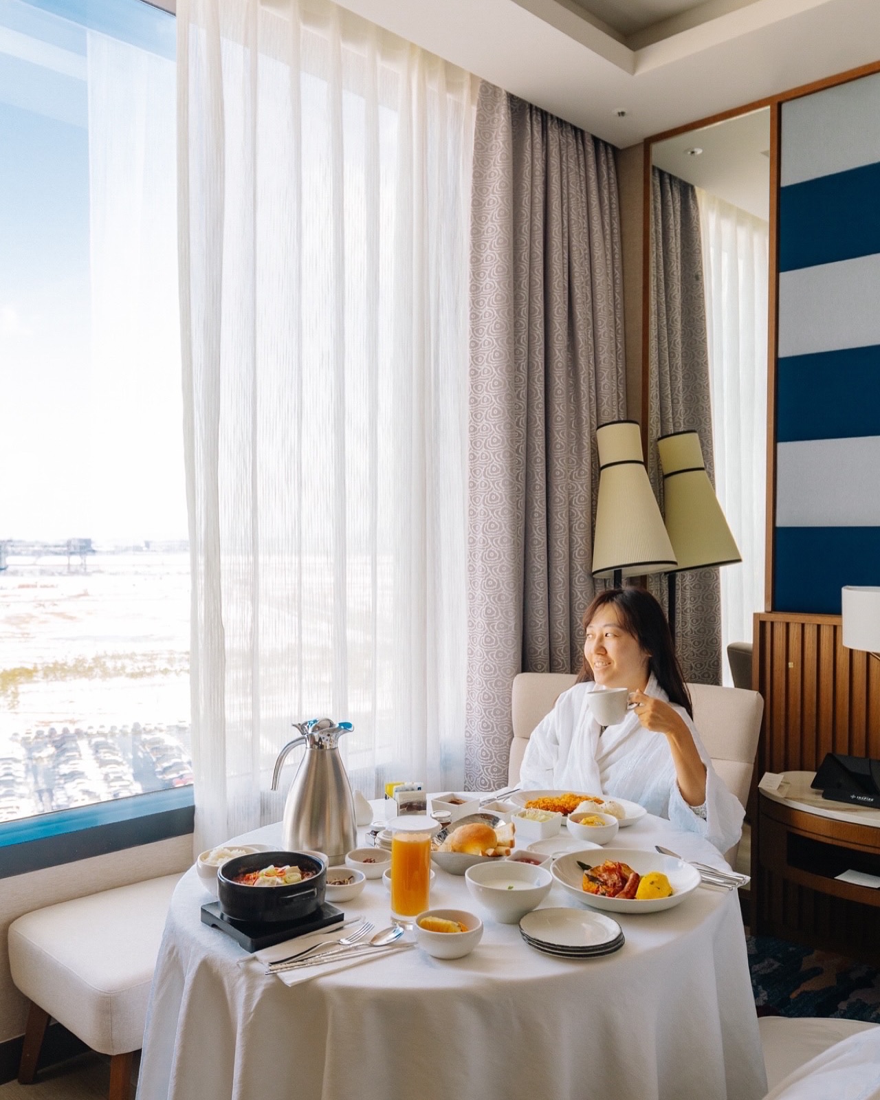 인스파이어 리조트에서 누리는 럭셔리한 힐링 타임! 🏝️
일상을 벗어나 특별한 휴식을 원한다면?

폭설로 인해 비행기 결항되어 급박하게 1박했던 호캉스!
넓고 세련된 인테리어의 객실에서 편안한 휴식을 즐길 수 있어요. 
창밖으로 펼쳐지는 공항뷰~전망을 선택해 감성적인 스테이
리조트 내에서 다양한 엔터테인먼트를 즐길 수 있는
공간도 마련되어 있어요! 고래쇼 🐳 꼭 보고오세요🙈
럭셔리한 분위기의 카지노부터 다양한 쇼와 공연까지, 지루할 틈 없는 시간 보장! 🎶✨

룸서비스 조식으로 주문한 김치찌개는 진하고 깊은 맛이 일품!
아침부터 얼큰하고 든든한 한 끼를 즐기고 싶다면 강력 추천해요! 💯

✨ 완벽한 휴식을 위한 선택
인스파이어 리조트에서 잊지 못할 추억을 만들어보세요! ✨

📍인천 중구 공항문화로 127

#인스파이어리조트 #호캉스 #럭셔리리조트 #힐링여행 #웰니스여행 #먹캉스 #스파여행 #여행스타그램 #인천숙소 #인천공항숙소