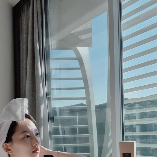 kaheelee 달보드레 콩닥이 꽁냥이 on Instagram: "#광고 @miraclair_korea
용기있고 부지런한 척 했지만 몰래 나만의 비밀 공간에서 헤어 클리닉 받는 소심쟁이랍니다 🛁🫧🧴
잦은 탈색의 기록으로 엄청나게 손상되고 힘없어 지는 내 머릿카락들에게 샵에서 탈모 클리닉을 받은거 같은 산뜻함을 내 공간에서 선물해 줘요🫧🤍🤎🖤
더워지는 날씨에도 청량감을 느낄 수 있고, 머리 빠짐이 줄어서 더 좋아요
#미라클레어 #바이오틴탈모샴푸
.
.
🤎예민해진 두피를 생각하는 저자극 두피케어
🫧자체 개발된 특허청 인증 성분과 식약처 인증 성분으로 탈모 관리
🤎4주 사용 후 모발 탈락 수 감소, 볼륨감 상승
🫧덱스판테놀로 피지분비 감소와 모발 성장 촉진
🤎나이아신아마이드 성분으로 촉촉한 두피와 모근 강화
🫧살리실릭애씨드로 각질과 비듬 제거
🤎PH밸런스를 맞춘 약산성 샴푸
🫧욕실 인테리어를 예쁘게 채워주는 고급스러운 디자인

#지루성두피염샴푸 #miraclair #바이오틴샴푸 #탈모예방 #비오틴샴푸 #탈모샴푸 #탈모샴푸추천 #두피관리 #두피케어 #탈모방지샴푸 #두피케어샴푸  #탈모완화샴푸 #가려운두피 #힐링 #여행 #휴식 #셀카 #좋아요반사 #댓글반사 #맞팔은디엠"