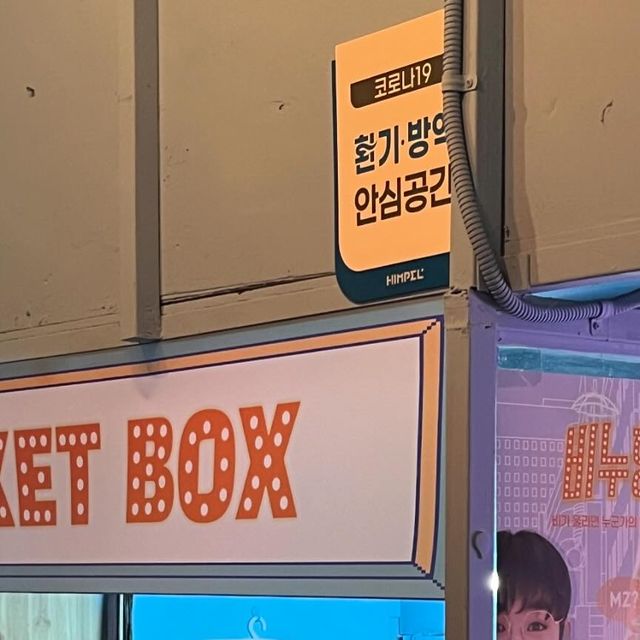 먹보커플__먹스타그램 on Instagram: "#광고 @be.nu.official
너~~~~무 오랜만에 연극보고왔는데
너~~~~무 좋은 공연이라 들고왔어요 !!!
사랑하는 사람들이 생각나고
처음부터 끝까지
관객과 함께 소통하며 진행되서
시간가는줄 몰랐던
대학로연극 비누향기💕
그중에서도
정말 만능이었던 멀티맨 !!!
공연 끝나고 사진찍고싶었지만
부끄러워서 패스🥲 다음엔 꼭 찍고와야징
비누향기 공연을 관람하고
리뷰를 남기면 추첨을 통해
신세계상품권10만원권 !!!
치킨기프티콘도 주신대요👏🏻👏🏻👏🏻
✔️포토존에서 사진 꼭 찍기📸
✔️공연에티켓은 꼭 지키자🤗
🏠
대학로 서연아트홀
🕰️
월 - 금 16 : 00
토, 일 15 : 30 , 18 : 00
📞
070-8952-2151
#혜화연극 #대학로연극추천 #연극추천 #대학로공연 #연극후기 #연극 #비누향기 #대학로비누향기 #대학로연극추천 #공연후기 #공연추천그램 #대학로데이트"