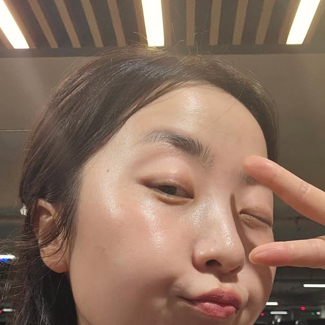 haileyy.oo on Instagram: "#광고 건성도 쓰기 편한 보송한 세미매트 쿠션이 올영에 들어왔어요🪽 비포 영상에서 보이던 홍조, 모공, 요철 부분들도 잘 커버되고 얇게 한겹이 자연스럽게 올라가니까 세미매튼데도 얼굴이 편하고요. 파우더 올린 듯 가벼운 밀착감이나 빛 받는 각도에 따라 불투명하게 빛나는 블루 홀로그램 케이스가 여름이랑 너무 잘 어울려요🦋

#블랑디바 #BLANCDIVA#여름쿠션 #올리브영쿠션 #올영추천 #여름쿠션 #커버쿠션 #밀착력좋은쿠션 #무너지지않는쿠션 #커버력좋은쿠션 #워터벨벳쿠션 #보송매트쿠션 #보송쿠션 #세미매트쿠션"